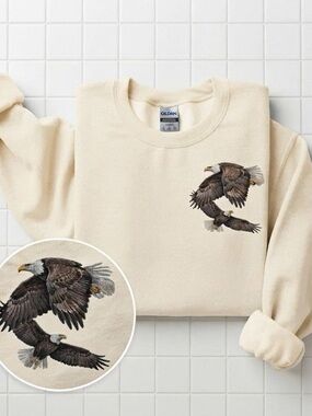 Vintage Bald Eagle Graphic Sweatshirt Flying Eagles Nature Crewneck Pullover